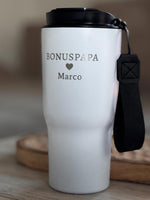Personalisierbar Geschenk zum Vatertag "Bonuspapa" – Edelstahl Thermobecher 550ml mit Gravur & Drehverschluss