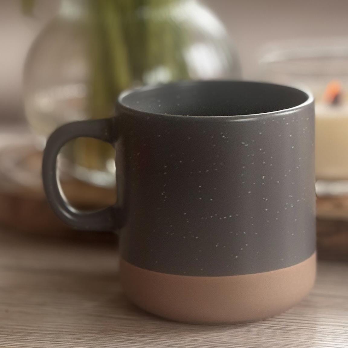 Keramikbecher personalisiert mit Gravur, individuelle Kaffeetasse aus Feinsteinzeug, Geschenk Tasse mit Spruch, personalisierte Tasse