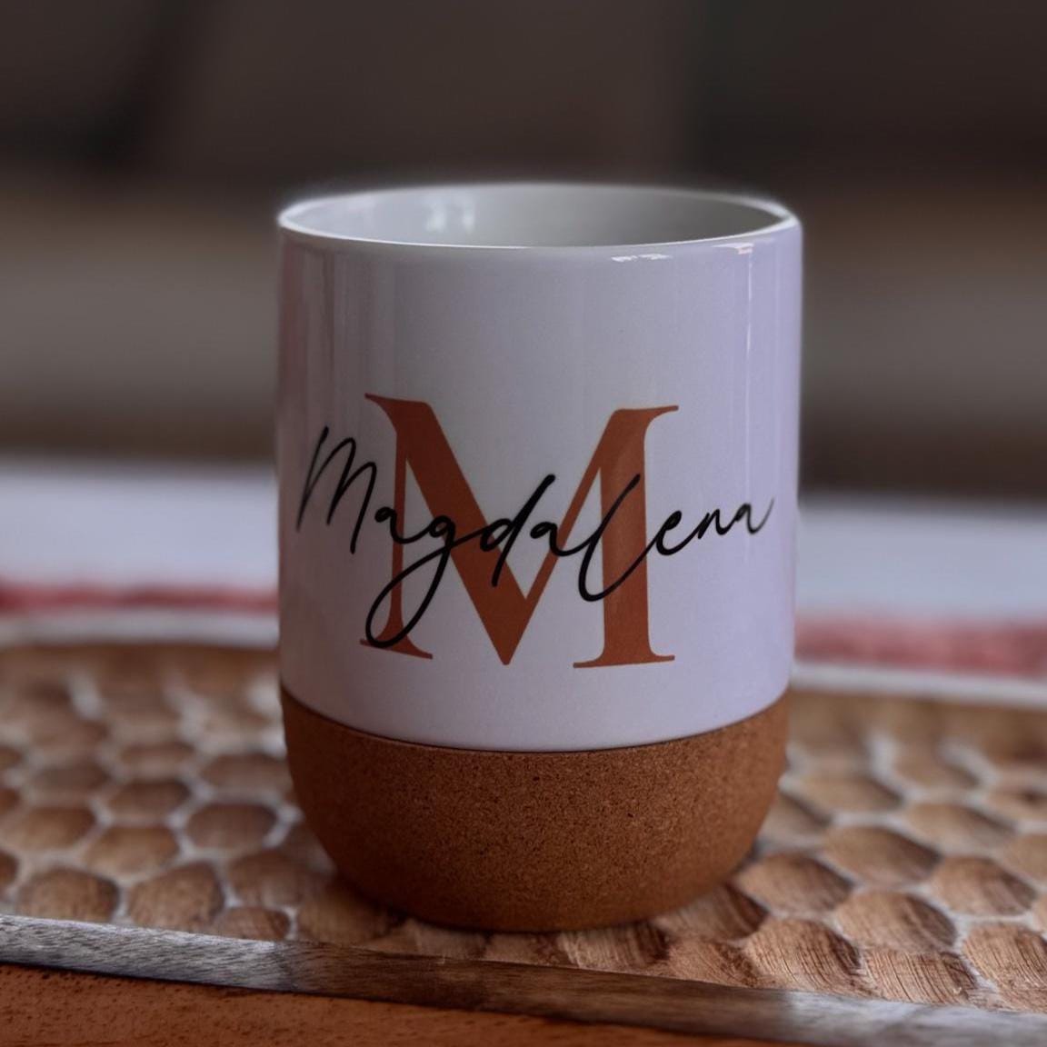 Personalisierte Tasse mit Name – Korkboden – Geschenk Idee – 330ml Keramiktasse – Modern – Handwäsche – Nicht Spülmaschinenfest