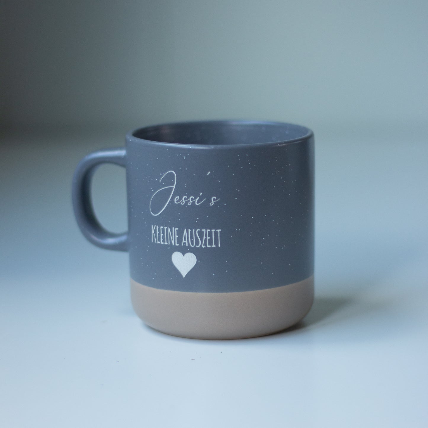 Keramikbecher Personalisiert “Kleine Auszeit” mit Name & Herz – Geschenkidee für Frauen / Männer – Kaffeetasse mit Gravur Wohlfühlmoment