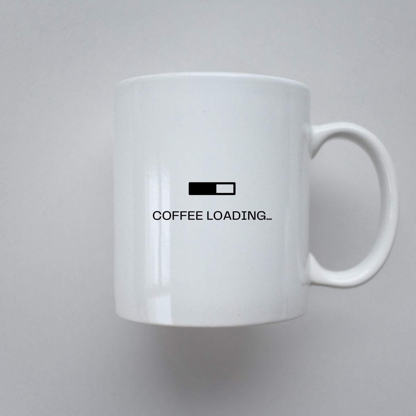 Lustige Kaffeetasse – Coffee Loading – Geschenk für Morgenmuffel & Büro – Keramiktasse 330ml – Spülmaschinenfest