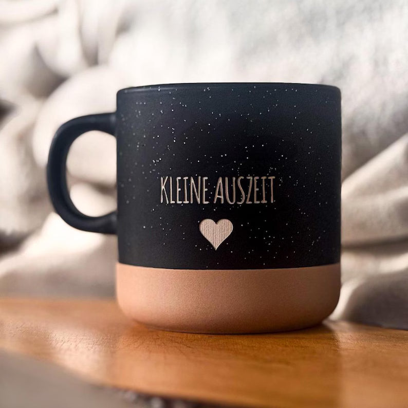 Keramikbecher Personalisiert “Kleine Auszeit” mit Name & Herz – Geschenkidee für Frauen / Männer – Kaffeetasse mit Gravur Wohlfühlmoment