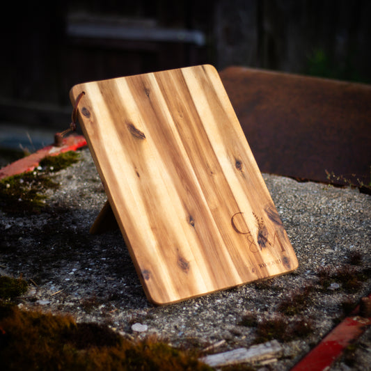 Personalisiertes Akazien Schneidebrett mit Lasergravur – Wunsch Initialen & Datum – Hochwertiges Hochzeitsgeschenk – FSC Holz–38,5 x 27,5 cm