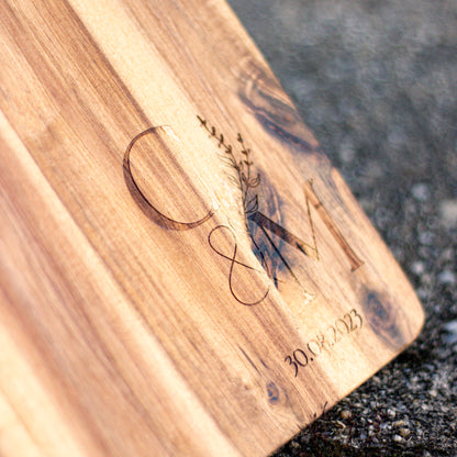 Personalisiertes Akazien Schneidebrett mit Lasergravur – Wunsch Initialen & Datum – Hochwertiges Hochzeitsgeschenk – FSC Holz–38,5 x 27,5 cm