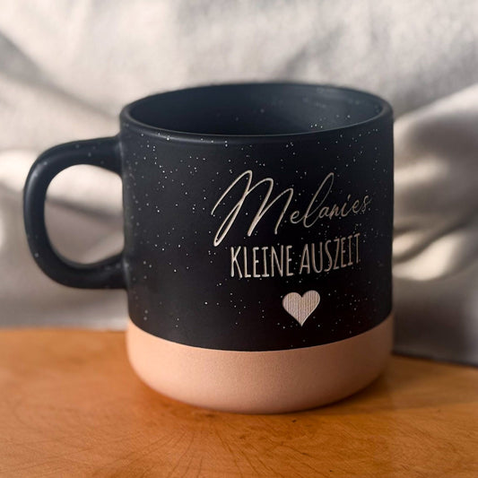 Keramikbecher Personalisiert “Kleine Auszeit” mit Name & Herz – Geschenkidee für Frauen / Männer – Kaffeetasse mit Gravur  Wohlfühlmoment