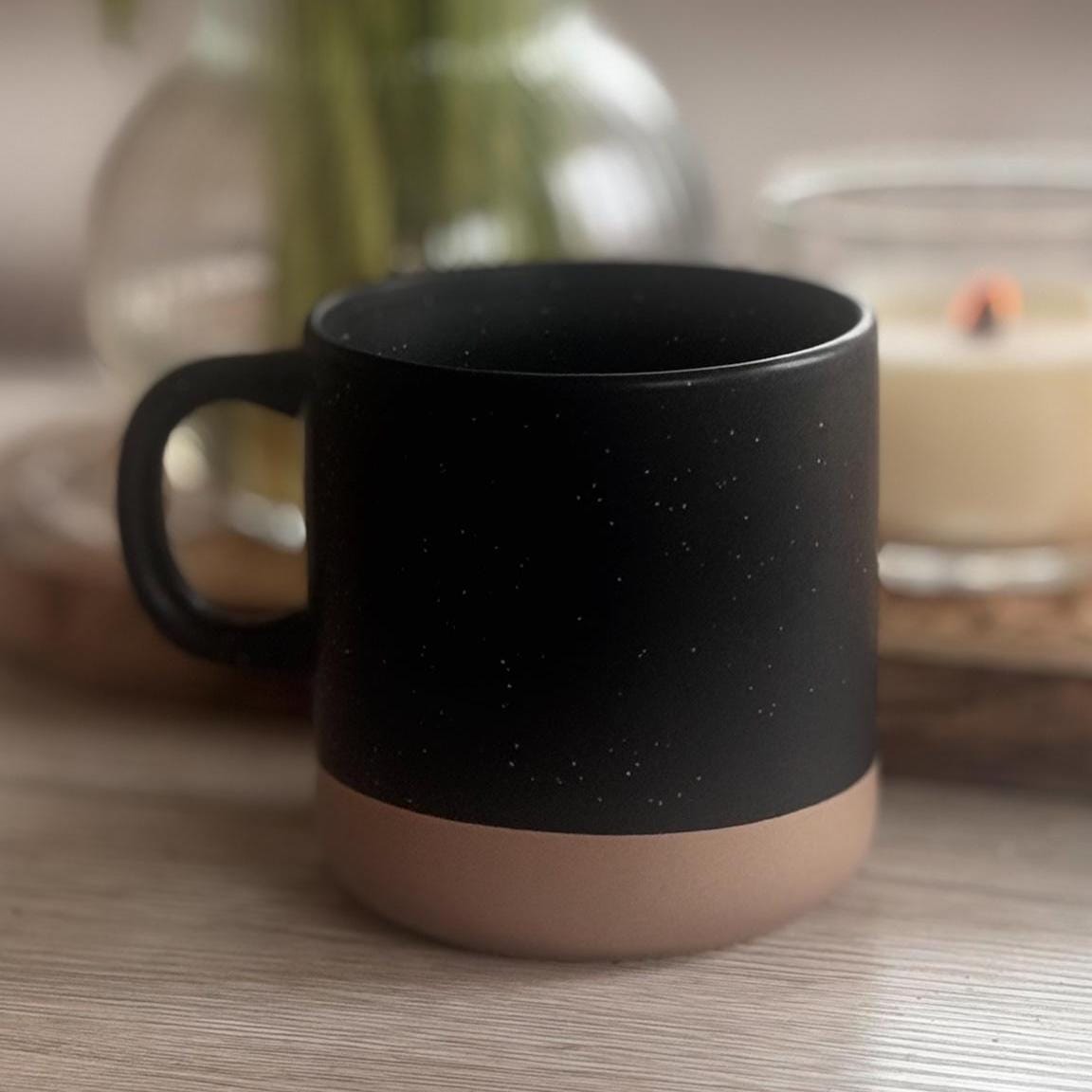 Keramikbecher personalisiert mit Gravur, individuelle Kaffeetasse aus Feinsteinzeug, Geschenk Tasse mit Spruch, personalisierte Tasse