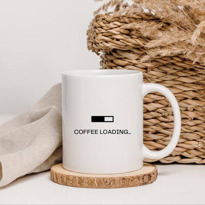 Lustige Kaffeetasse – Coffee Loading – Geschenk für Morgenmuffel & Büro – Keramiktasse 330ml – Spülmaschinenfest