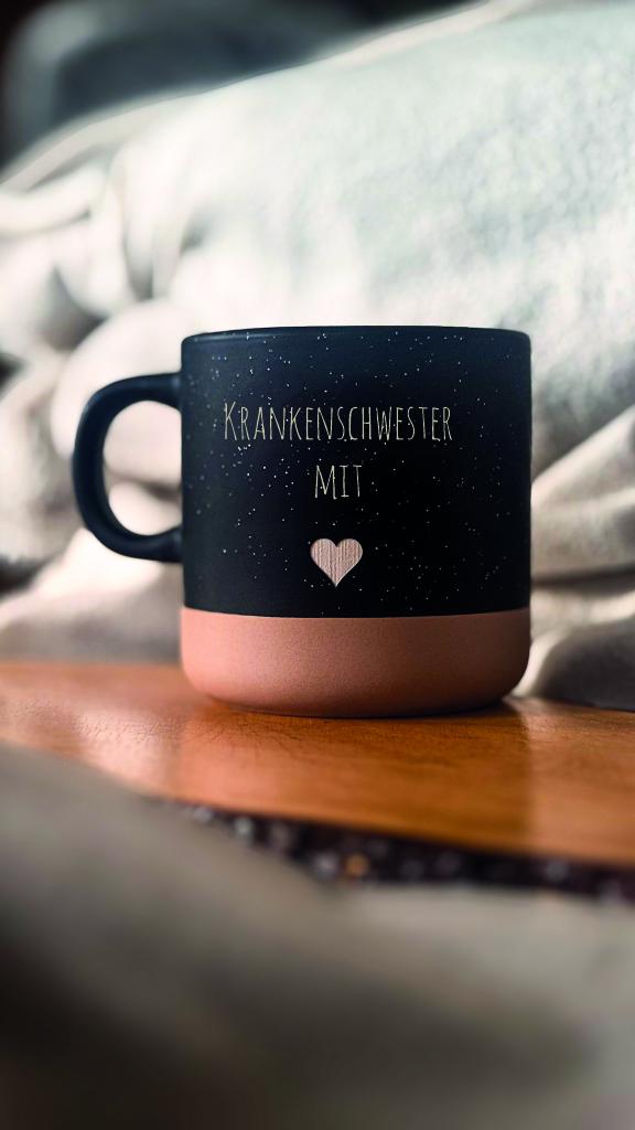 Personalisierbare Tasse "Krankenschwester mit Herz"  Stilvoll, Persönlich & Vielseitig das perfekte Geschenk