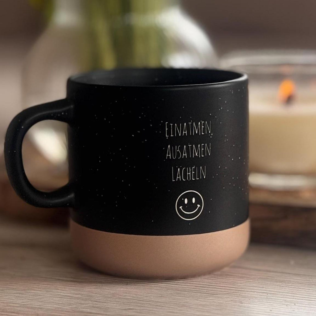 Einatmen Ausatmen Lächeln Tasse aus Keramik  Stilvoll, Persönlich & Vielseitig