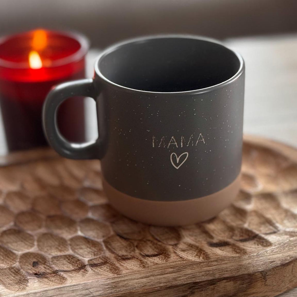 Personalisierbare Keramik Tasse Muttertag Geschenk | Trendige Kaffeetasse mit Gravur "Mama"& Herzmotiv | Stilvoll, Geschenkidee für Sie Ihn