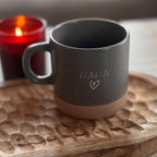 Personalisierbare Keramik Tasse Muttertag Geschenk | Trendige Kaffeetasse mit Gravur "Mama"& Herzmotiv | Stilvoll, Geschenkidee für Sie Ihn