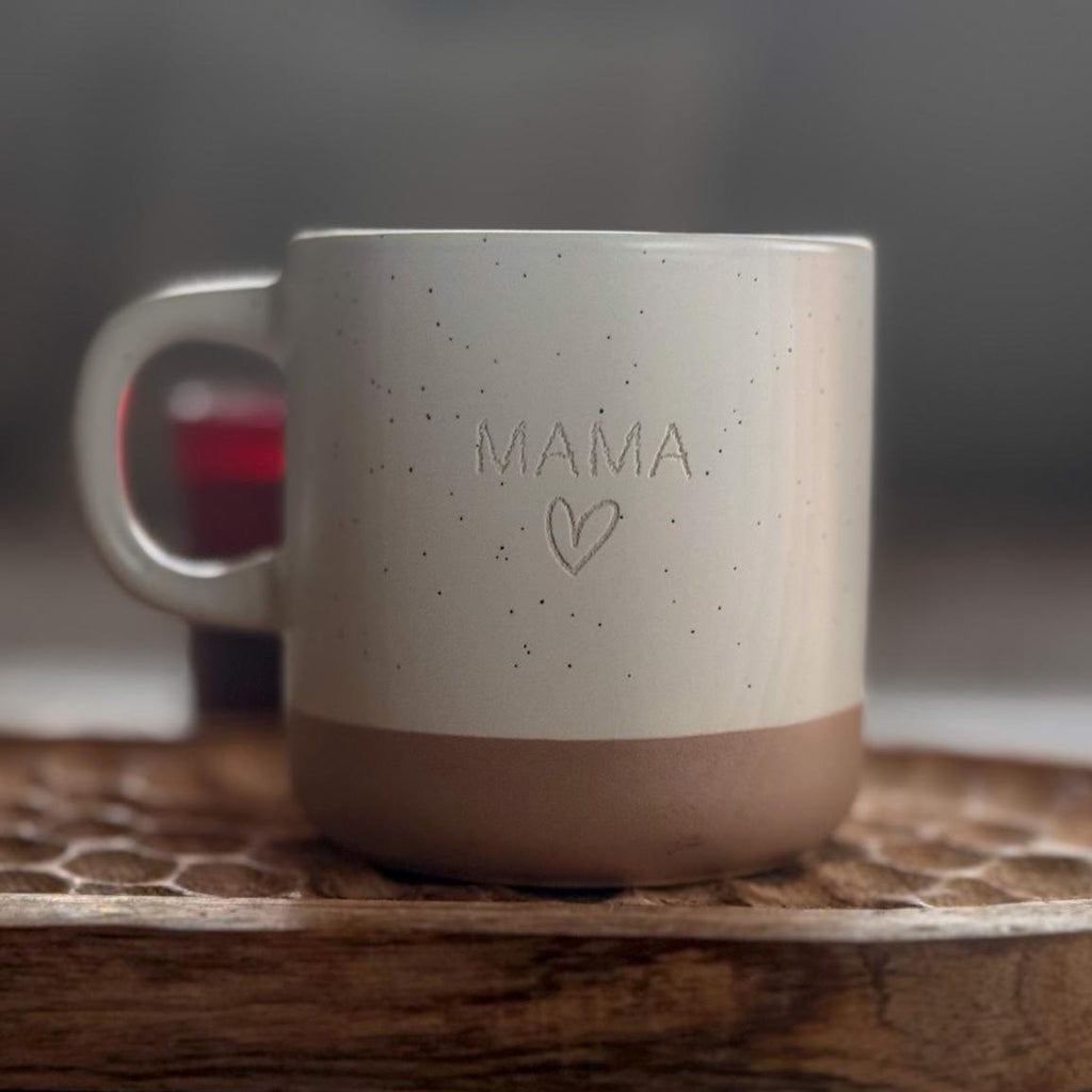 Personalisierbare Keramik Tasse Muttertag Geschenk | Trendige Kaffeetasse mit Gravur "Mama"& Herzmotiv | Stilvoll, Geschenkidee für Sie Ihn