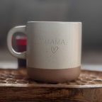 Personalisierbare Keramik Tasse Muttertag Geschenk | Trendige Kaffeetasse mit Gravur "Mama"& Herzmotiv | Stilvoll, Geschenkidee für Sie Ihn
