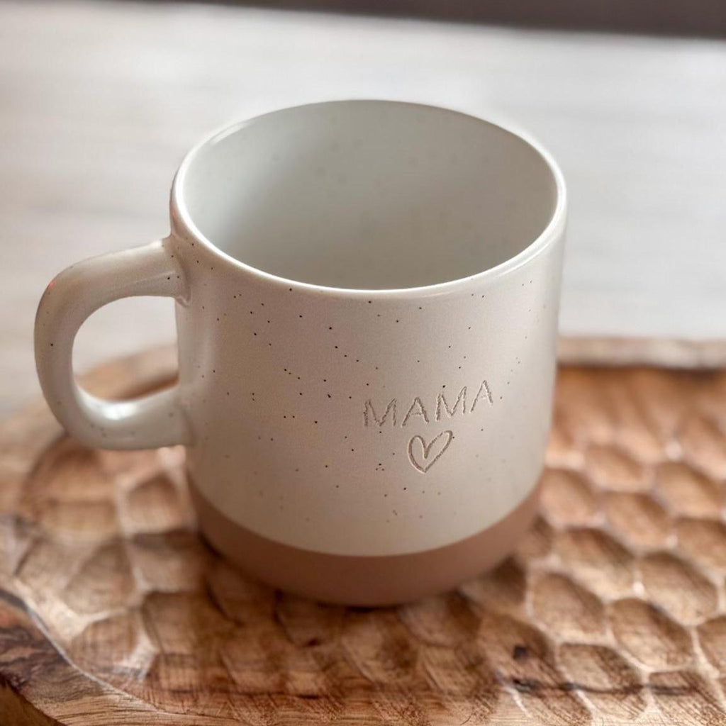 Personalisierbare Keramik Tasse Muttertag Geschenk | Trendige Kaffeetasse mit Gravur "Mama"& Herzmotiv | Stilvoll, Geschenkidee für Sie Ihn