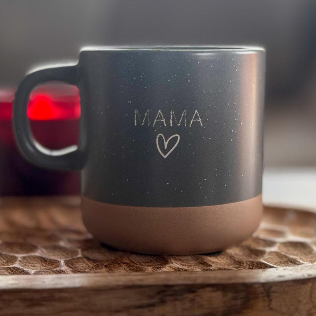 Personalisierbare Keramik Tasse Muttertag Geschenk | Trendige Kaffeetasse mit Gravur "Mama"& Herzmotiv | Stilvoll, Geschenkidee für Sie Ihn