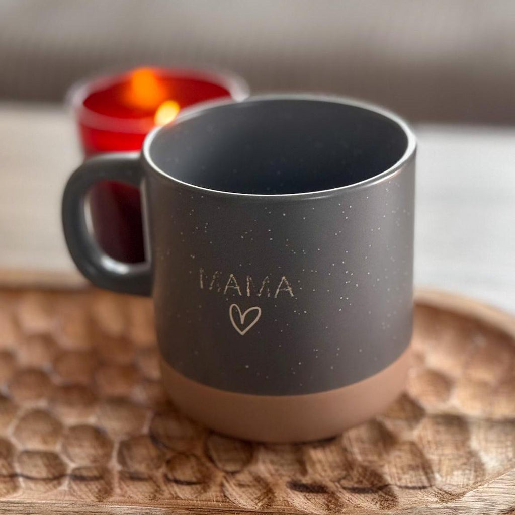 Personalisierbare Keramik Tasse Muttertag Geschenk | Trendige Kaffeetasse mit Gravur "Mama"& Herzmotiv | Stilvoll, Geschenkidee für Sie Ihn