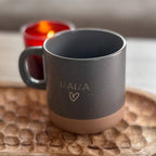 Personalisierbare Keramik Tasse Muttertag Geschenk | Trendige Kaffeetasse mit Gravur "Mama"& Herzmotiv | Stilvoll, Geschenkidee für Sie Ihn