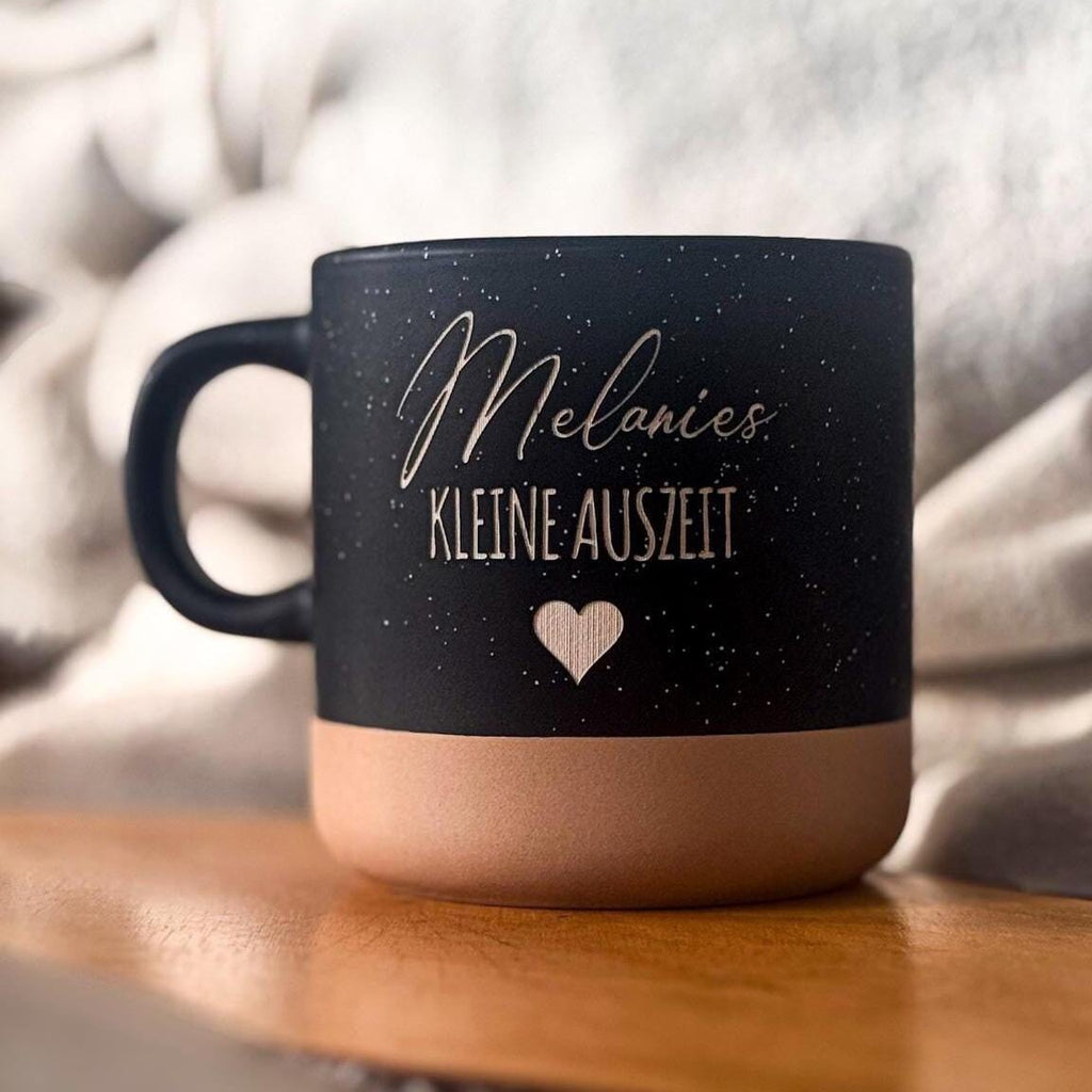 Personalisierte Keramikbecher Kleine Auszeit“ mit Name & Herz Geschenkidee für Frauen und Männer Kaffeetasse mit Gravur für Wohlfühlmomente
