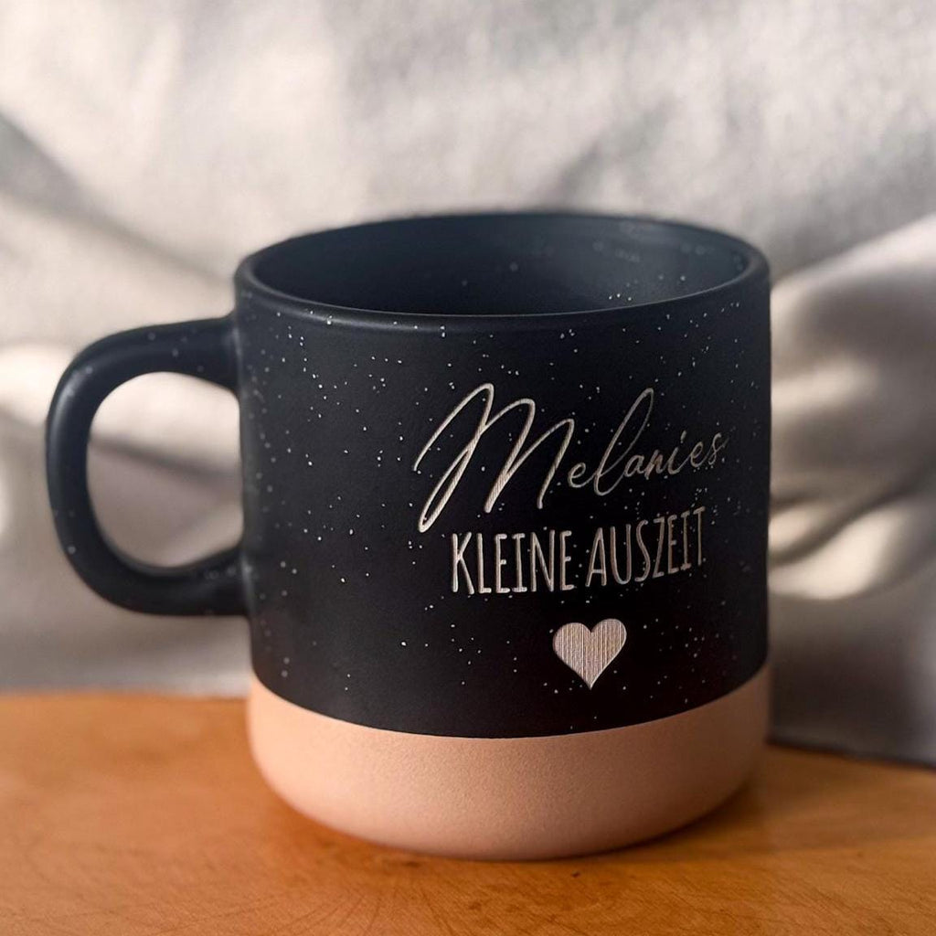 Personalisierte Keramikbecher Kleine Auszeit“ mit Name & Herz Geschenkidee für Frauen und Männer Kaffeetasse mit Gravur für Wohlfühlmomente