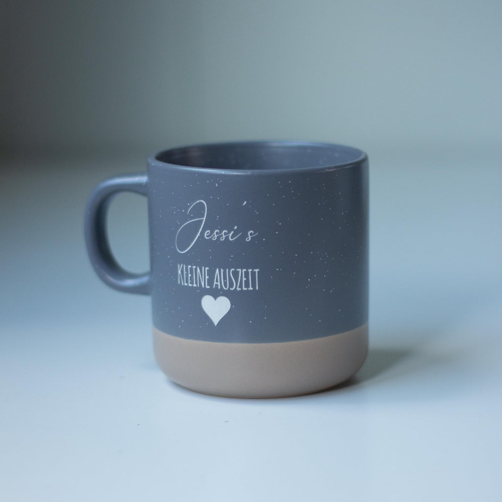 Personalisierte Keramikbecher Kleine Auszeit“ mit Name & Herz Geschenkidee für Frauen und Männer Kaffeetasse mit Gravur für Wohlfühlmomente