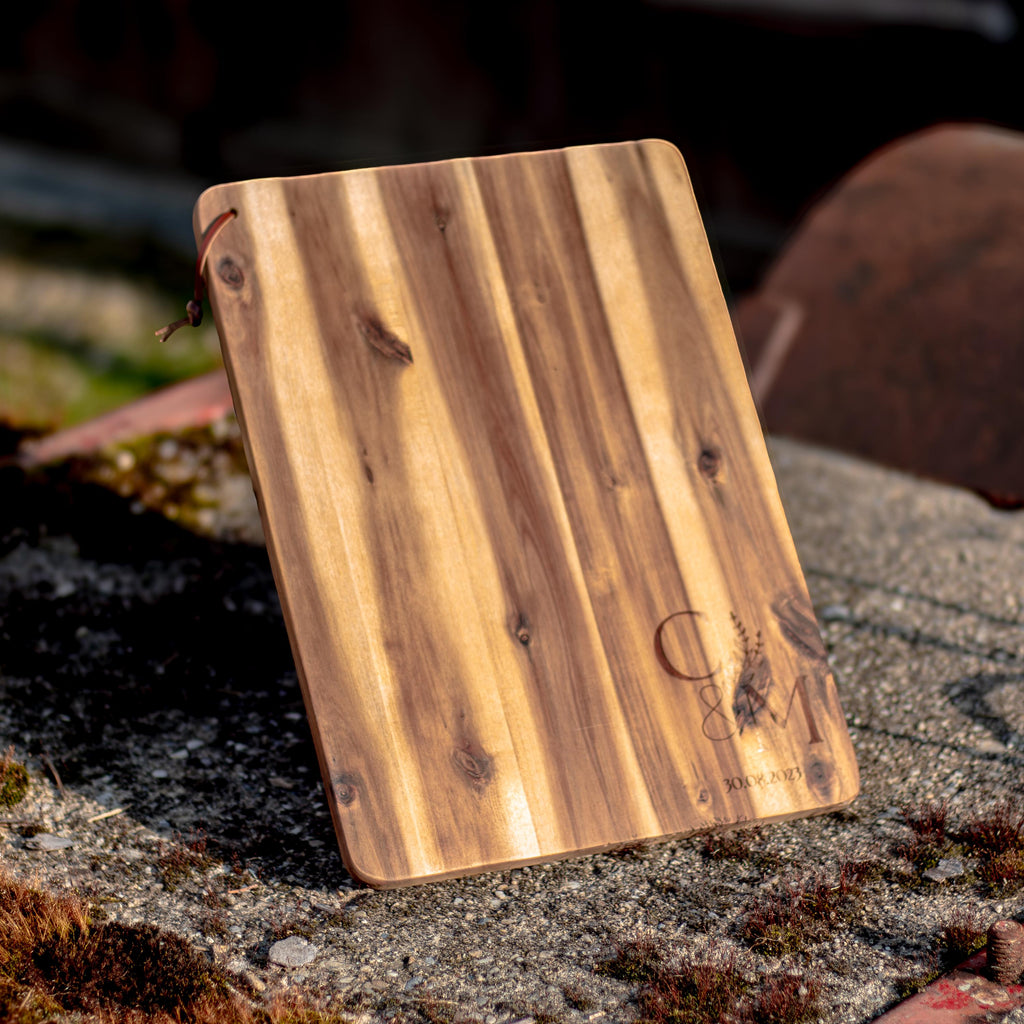 Personalisiertes Akazien Schneidebrett mit Lasergravur  Wunsch Initialen & Datum  Hochwertiges Hochzeitsgeschenk  FSC Holz38,5 x 27,5 cm
