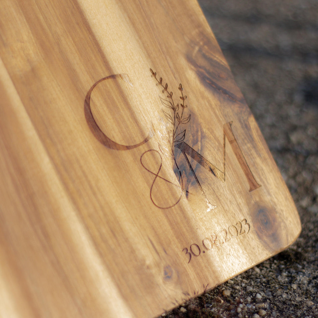 Personalisiertes Akazien Schneidebrett mit Lasergravur  Wunsch Initialen & Datum  Hochwertiges Hochzeitsgeschenk  FSC Holz38,5 x 27,5 cm