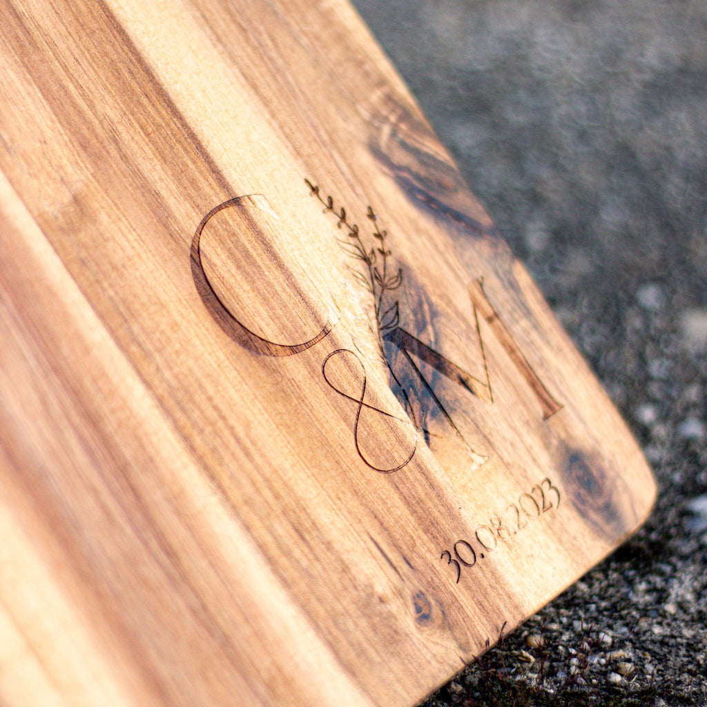 Personalisiertes Akazien Schneidebrett mit Lasergravur  Wunsch Initialen & Datum  Hochwertiges Hochzeitsgeschenk  FSC Holz38,5 x 27,5 cm
