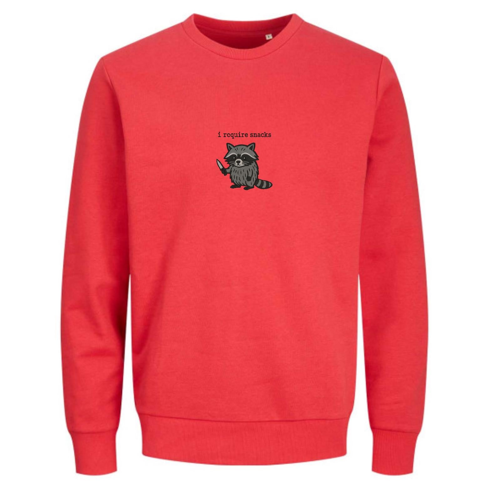 I Require Snacks Sweater | Lustiger Waschbär Pullover | Unisex Bio-Sweatshirt | Tiermotiv Geschenk | Winter Outfit | Snack Lover |
