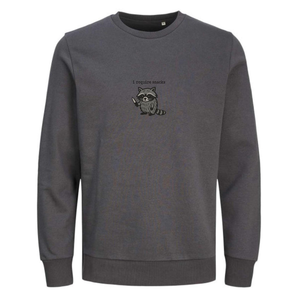 I Require Snacks Sweater | Lustiger Waschbär Pullover | Unisex Bio-Sweatshirt | Tiermotiv Geschenk | Winter Outfit | Snack Lover |