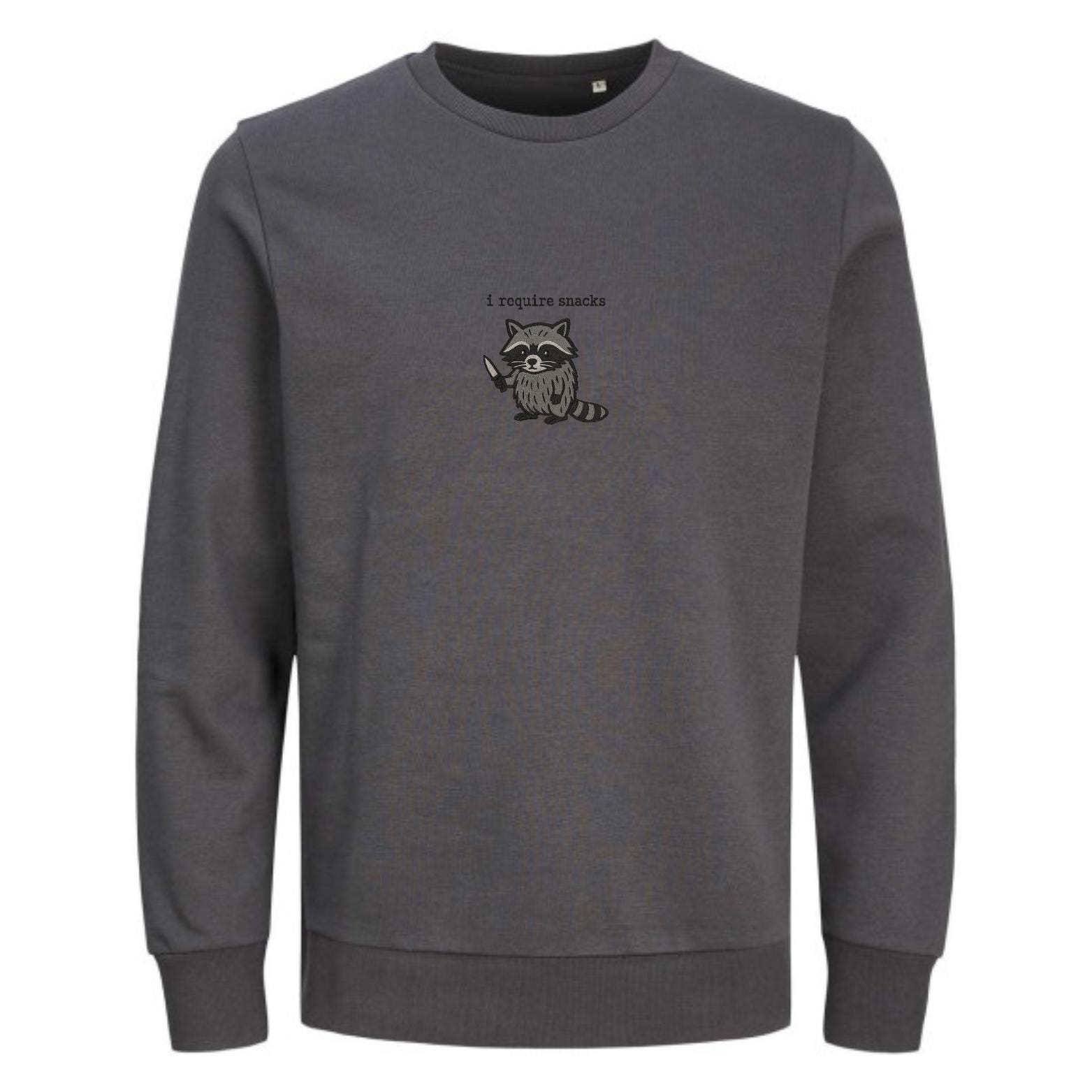 I Require Snacks Sweater | Lustiger Waschbär Pullover | Unisex Bio-Sweatshirt | Tiermotiv Geschenk | Winter Outfit | Snack Lover |