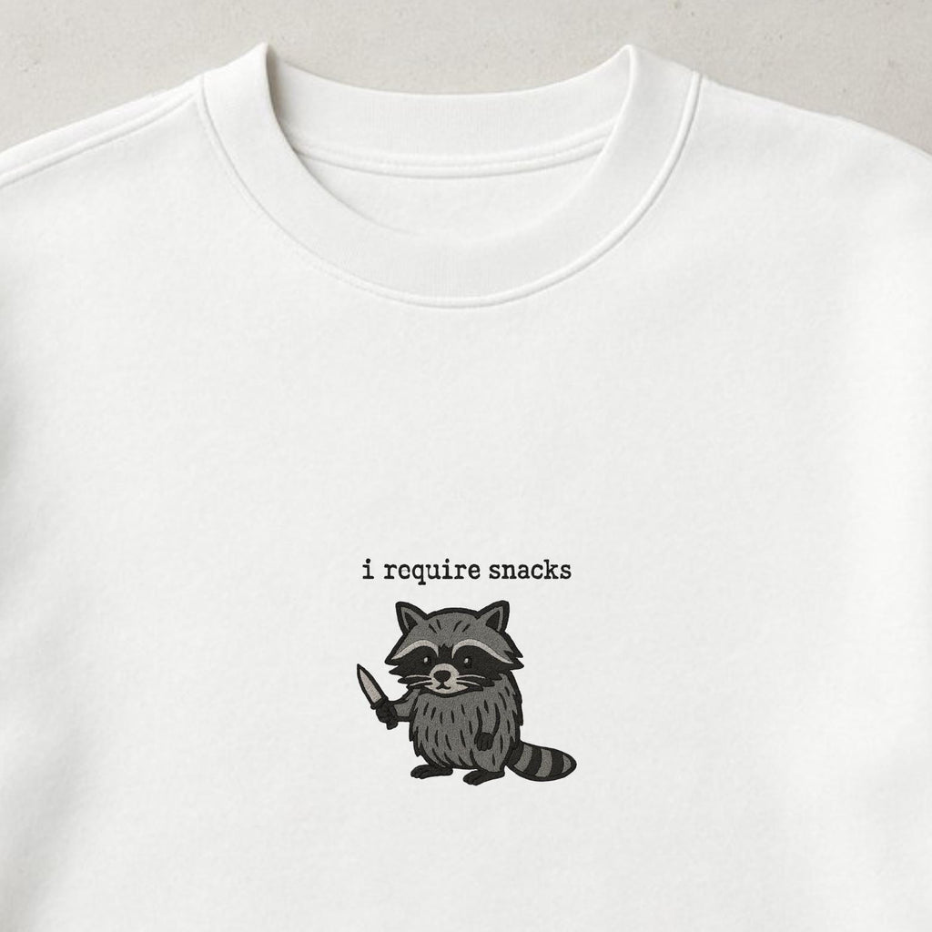 I Require Snacks Sweater | Lustiger Waschbär Pullover | Unisex Bio-Sweatshirt | Tiermotiv Geschenk | Winter Outfit | Snack Lover |
