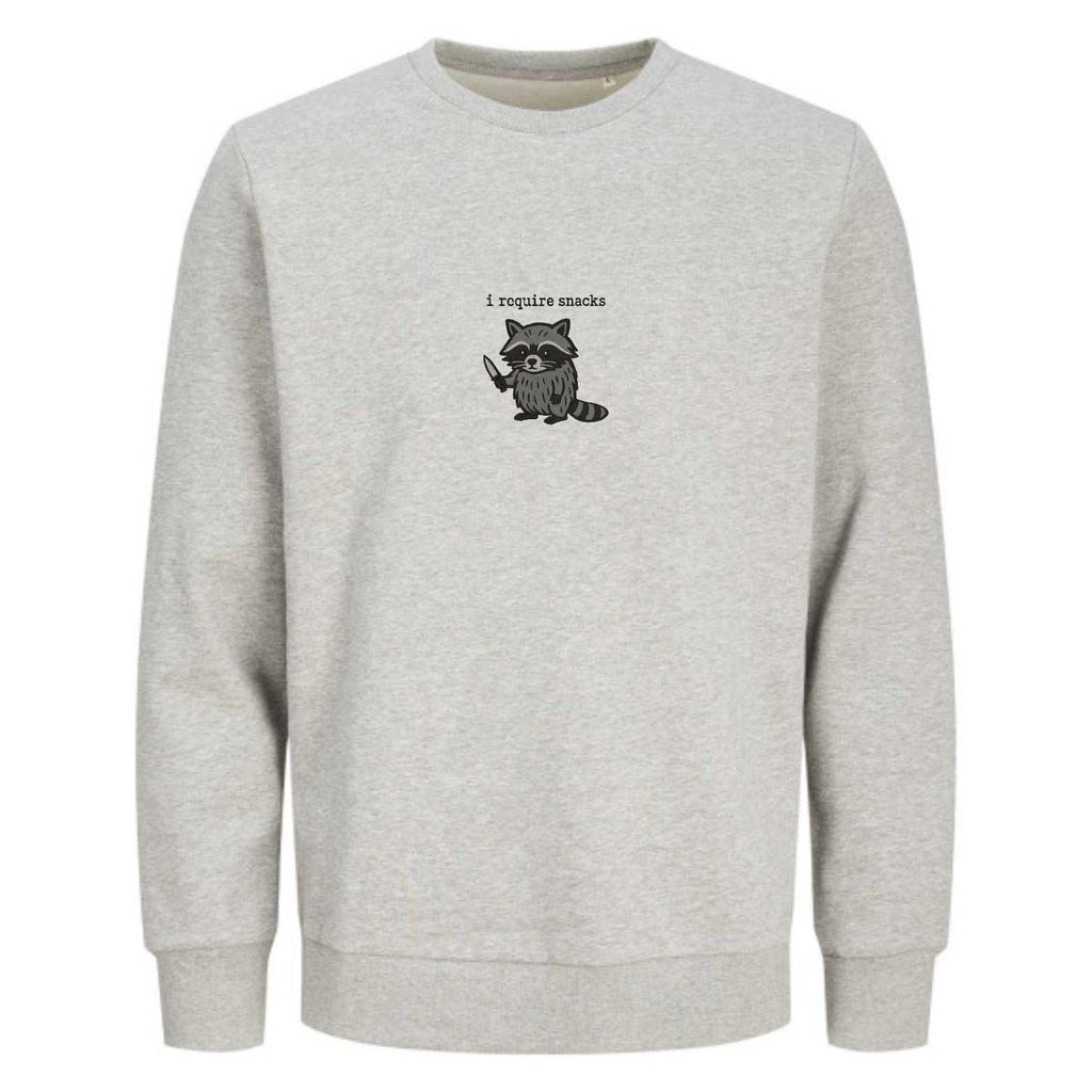 I Require Snacks Sweater | Lustiger Waschbär Pullover | Unisex Bio-Sweatshirt | Tiermotiv Geschenk | Winter Outfit | Snack Lover |