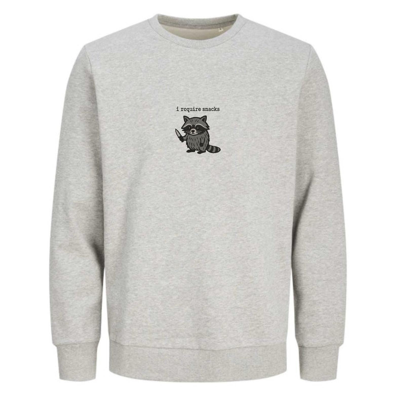 I Require Snacks Sweater | Lustiger Waschbär Pullover | Unisex Bio-Sweatshirt | Tiermotiv Geschenk | Winter Outfit | Snack Lover |