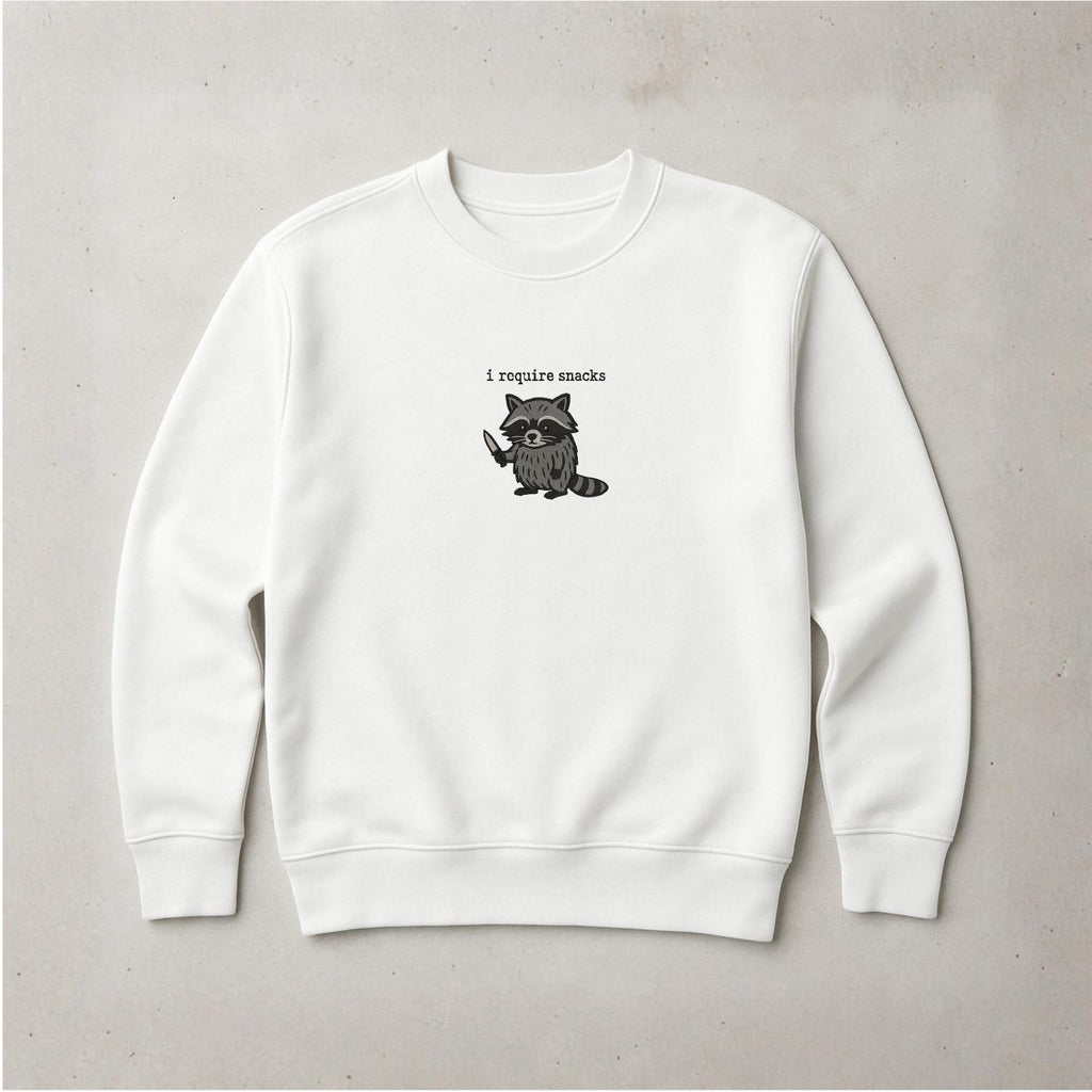 I Require Snacks Sweater | Lustiger Waschbär Pullover | Unisex Bio-Sweatshirt | Tiermotiv Geschenk | Winter Outfit | Snack Lover |