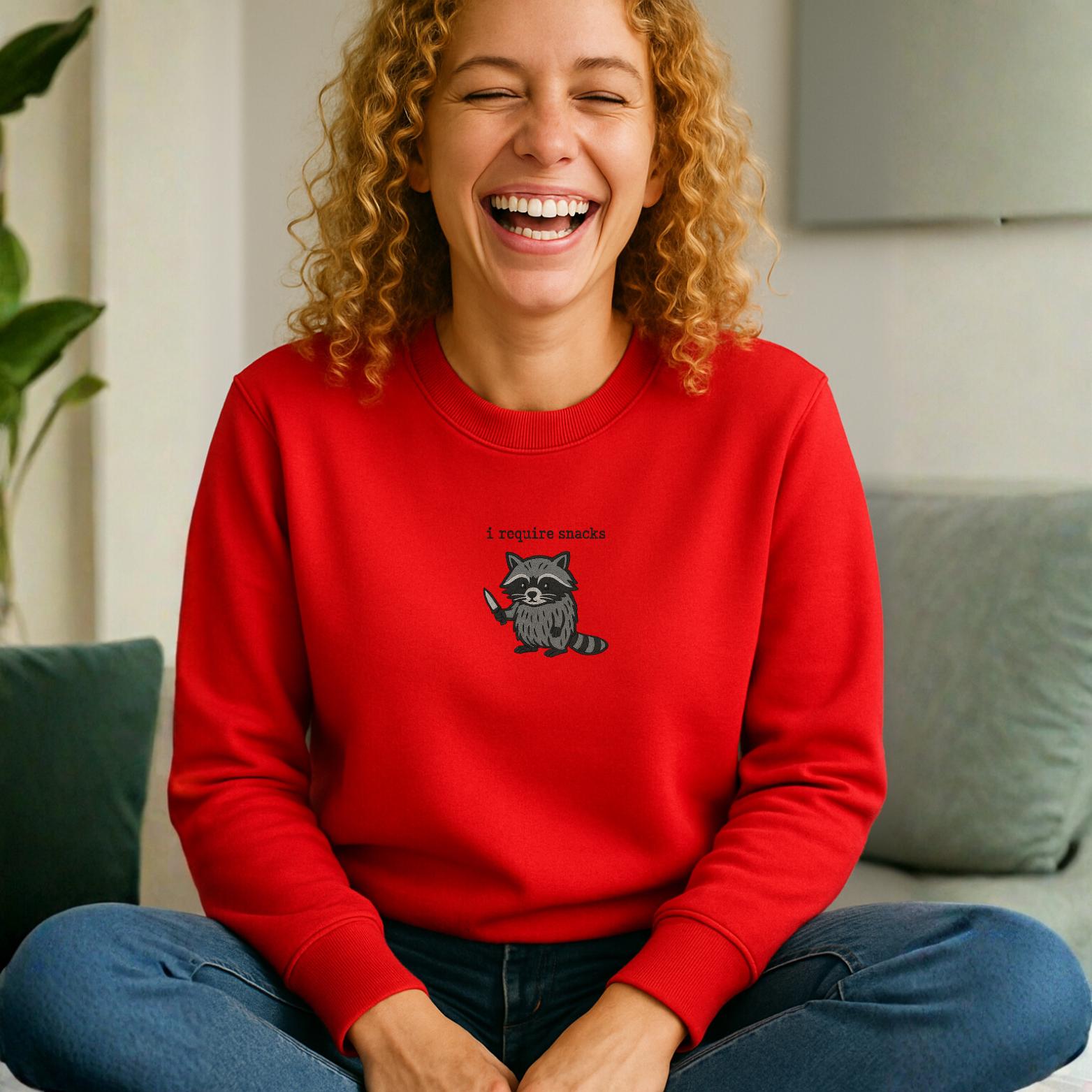 I Require Snacks Sweater | Lustiger Waschbär Pullover | Unisex Bio-Sweatshirt | Tiermotiv Geschenk | Winter Outfit | Snack Lover |