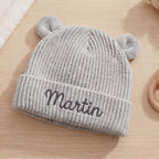 Personalisierte Baby Mütze aus Bio Baumwolle mit Namen bestickt, Baby Beanie mit Ohren, Neugeborenen Geschenk 12M-24M